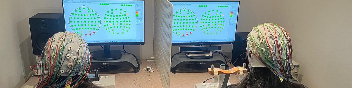Laboratorio de EEG — dos participantes con gorros de electrodos durante una sesión de registro ERP en el grupo NeuroCen UCM